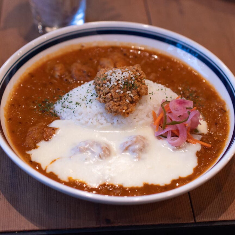 三種の鶏のチキンカレー+トロトロ溶かしチーズ(スパイス スエヒロ)