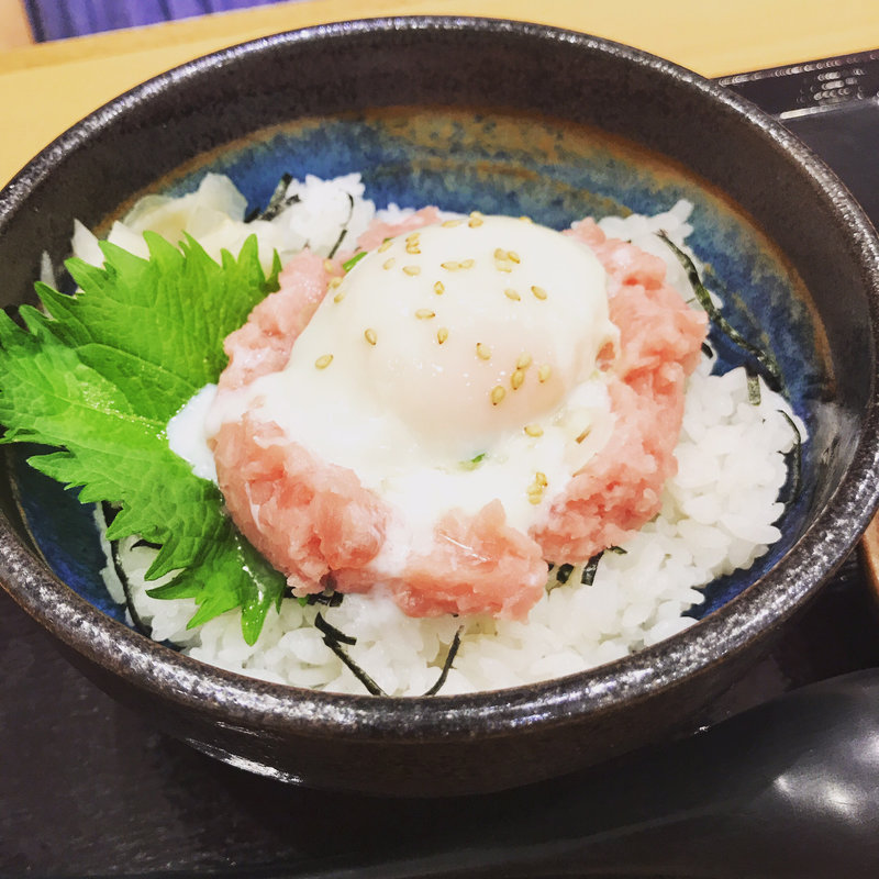 月見ねぎとろ丼(まぐろ市場 上野アメ横店)