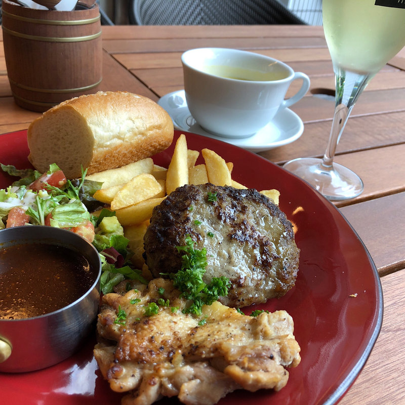 白金豚ハンバーグとチキンのコンボランチ(BELG AUBE 東京芸術劇場)