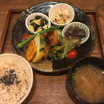 39品目の健康定食(玄米&やさい食堂 玄三庵 西梅田店)