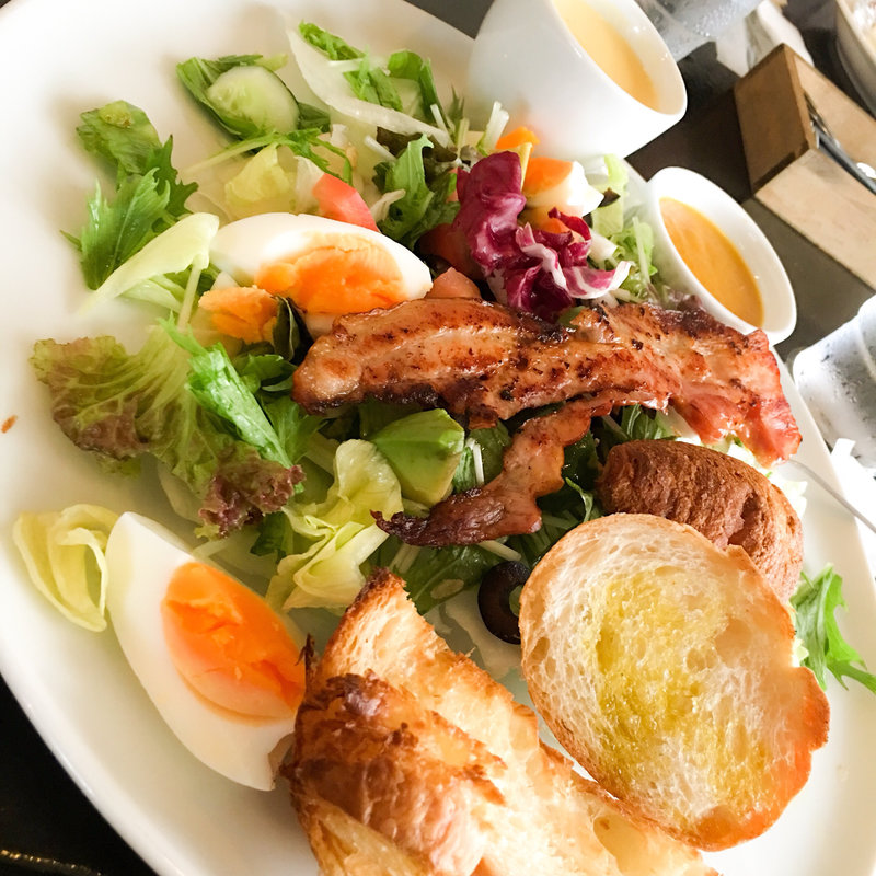 いろいろ野菜とパンのサラダランチ(パサルキッチン)