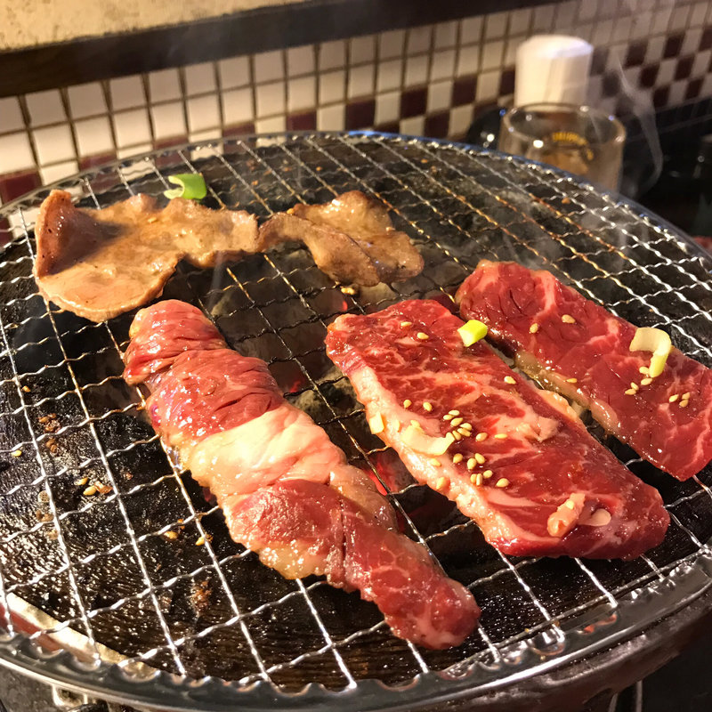 ハラミ×2、和牛カルビ、サガリ×2、牛タン×2、ホルモン、ソフトドリンク4本(七輪炭火焼肉えん家)