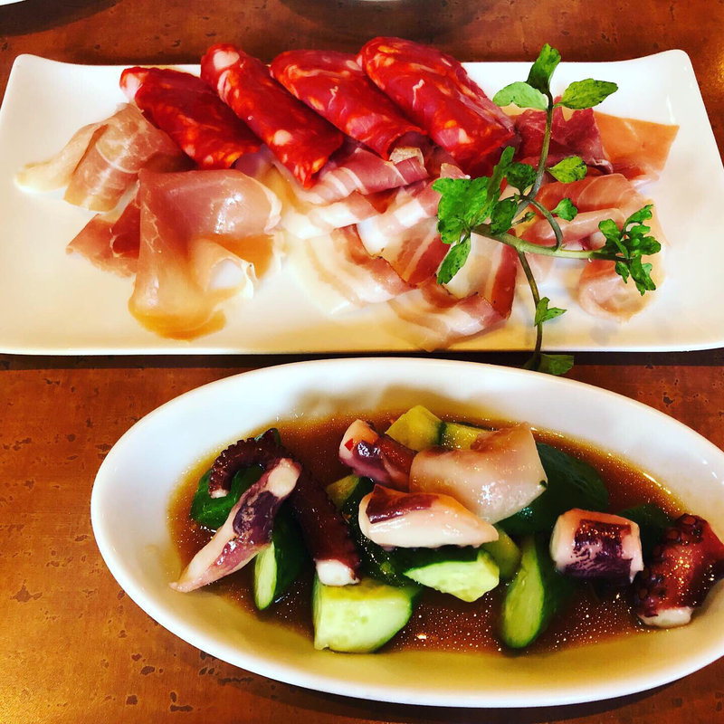 生ハムとサラミの盛り合わせ  タコときゅうりのわさびマリネ(キリンシティ登戸)