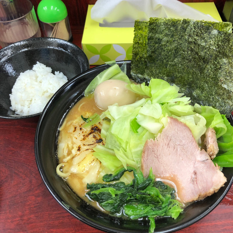 ラーメン並 キャベツ 炙りチーズ 味玉トッピング(武蔵家 菊名店 （ムサシヤ）)