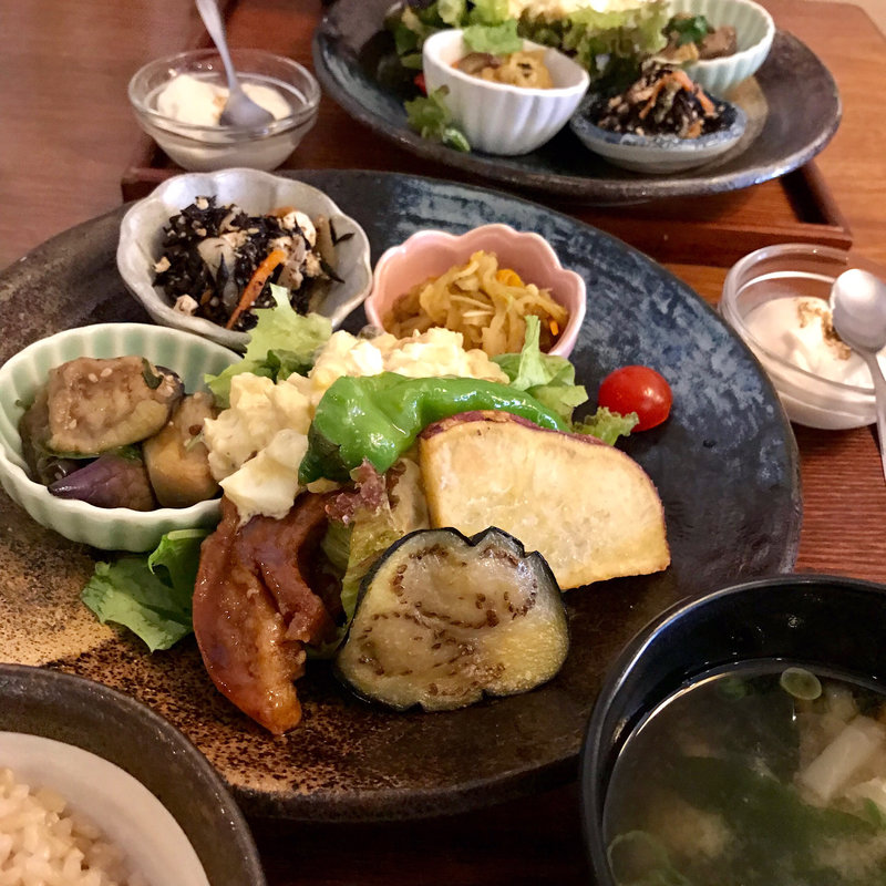 39品目の健康定食(玄米&やさい食堂 玄三庵 西梅田店)