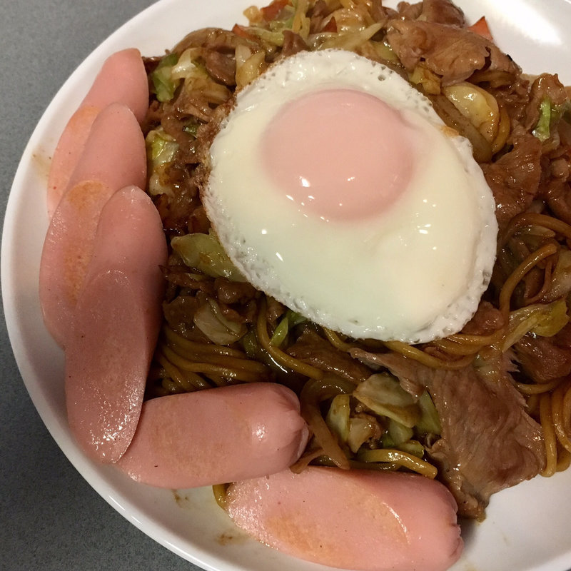 ジンギスカン焼そば中盛＋目玉焼き＆ギョニソTP(焼そばランラン)