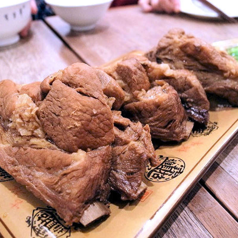 豚スペアリブの煮込み 野菜添え(四川家庭料理 中洞(なかほら))