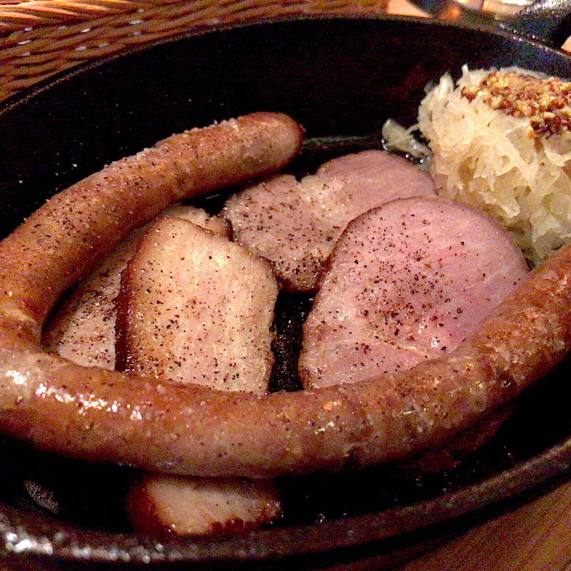 燻製ソーセージ、ベーコン、ハムの盛り合わせ(ワイルドハーブ (WILD HARB))