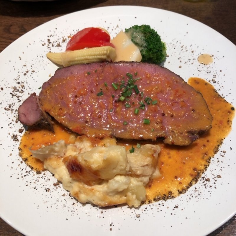 特製ローストビーフポテトグラタン添え(ブーランジェリー ア・ラ・ドゥマンド （Boulangerie la Demande）)