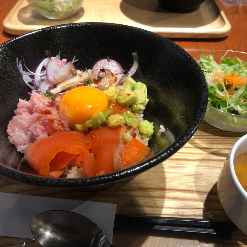 サーモンアボカド丼(KAITEKI CAFE)