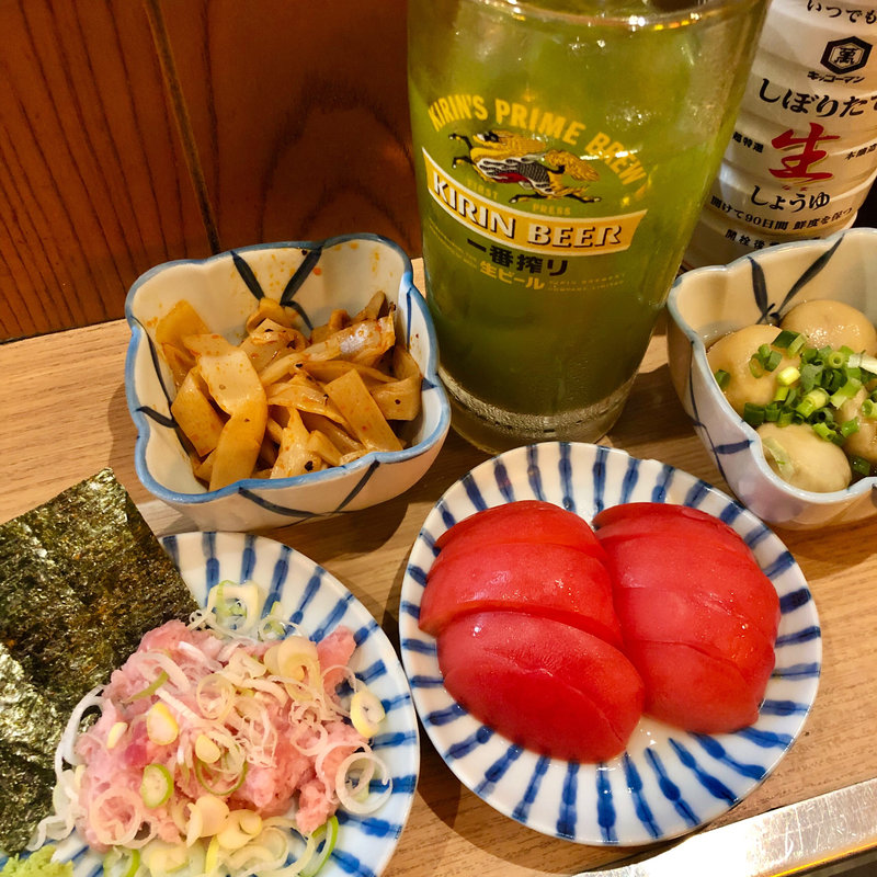 緑茶割り + ネギトロ + 冷やしトマト + 黒こしょうメンマ + さといも似たの(立呑み晩杯屋 中目黒目黒川RS)