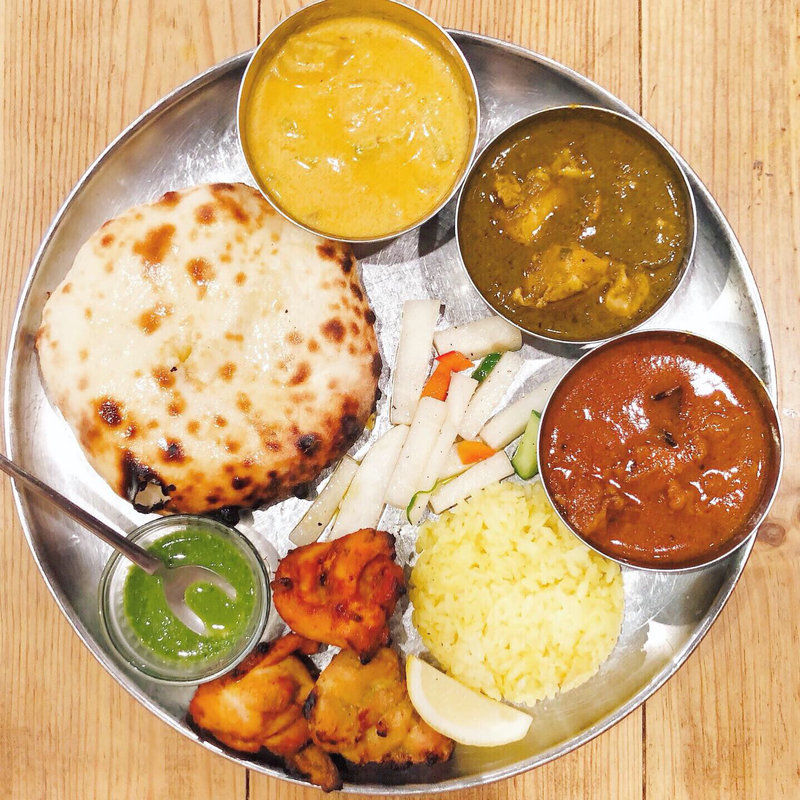 3色カレー（チーズクルチャとイエローライスに変更、骨なしタンドリーチキンを付けて）(グルガオン)