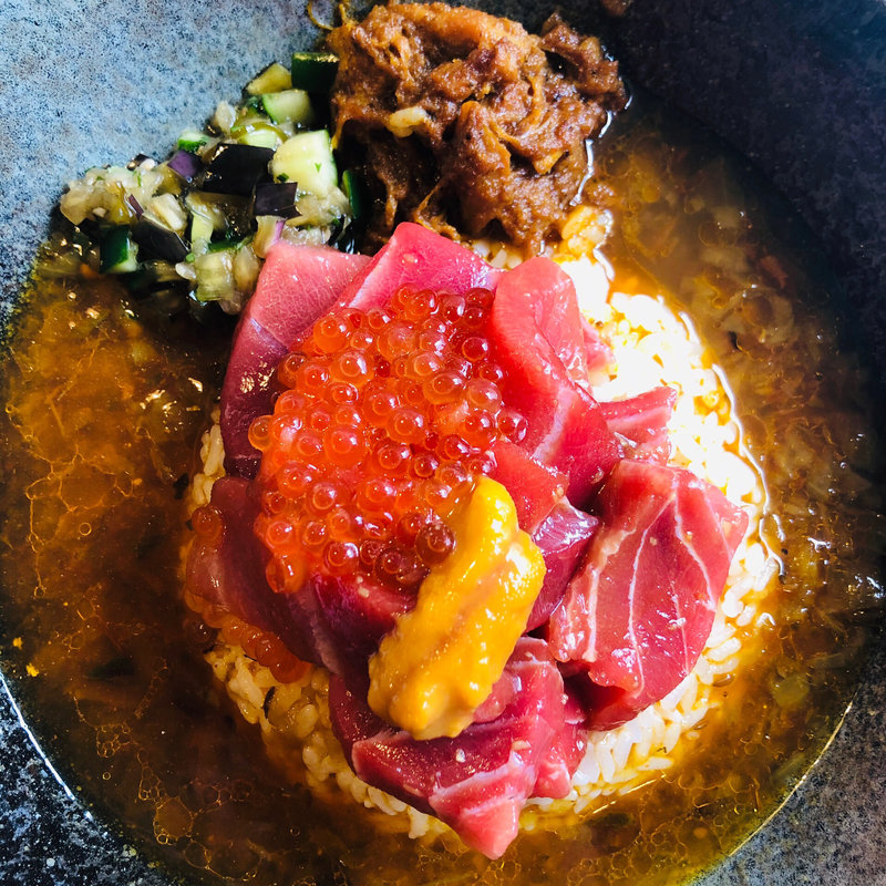 冷製ニボ醤油な贅沢海鮮スープカレー 本鮪の天身と中トロの黄身醤油仕立てと雲丹とイクラ乗せ 山形出汁とパキスタン式無水鶏のトッピング(wacca （輪っ家）)