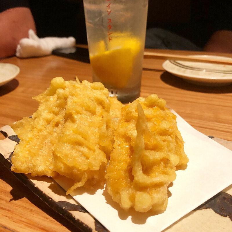 トウモロコシの天ぷら(酒場トやさいイソスタンド)