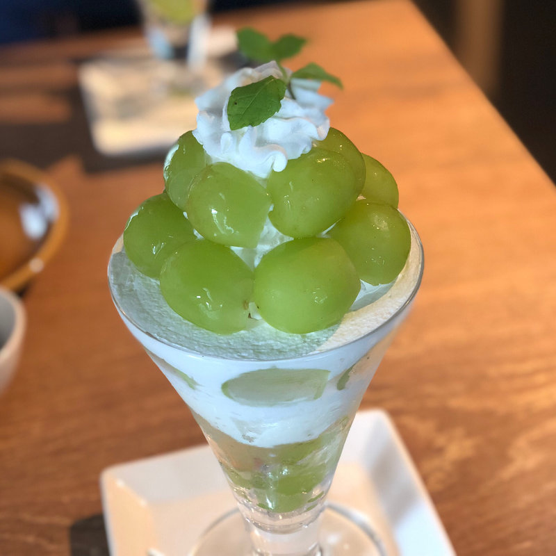 シャインマスカットのパフェ(HANAZONO CAFE)