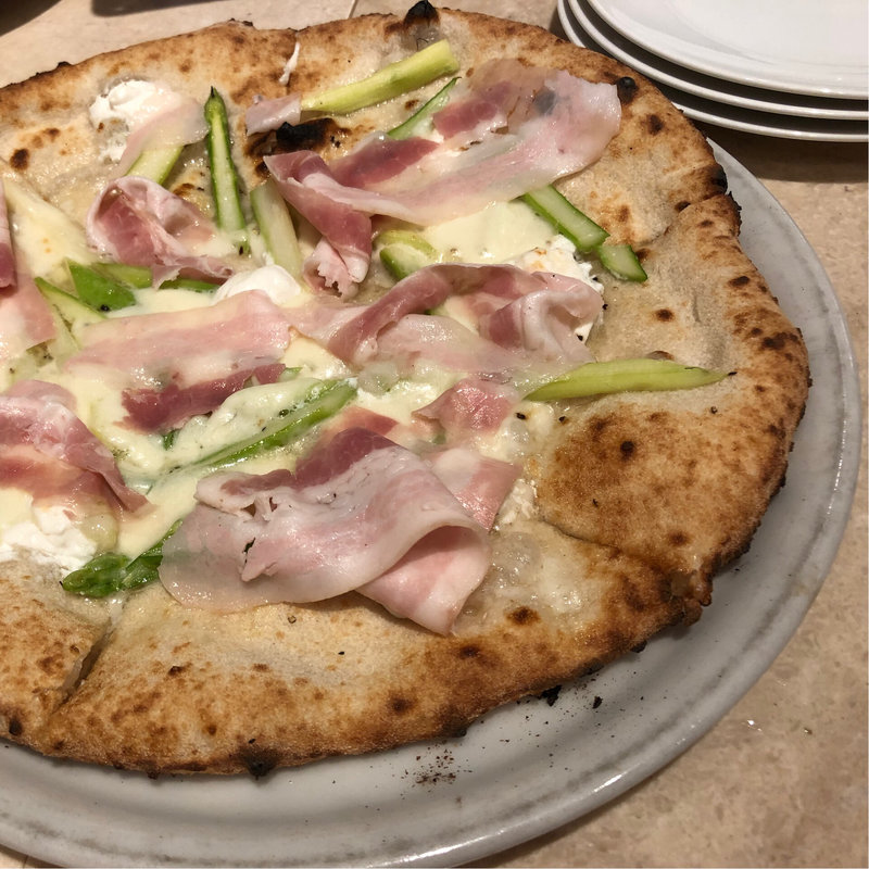 生ハムとアスパラピザ(ピッチェリアアルチェントロ)