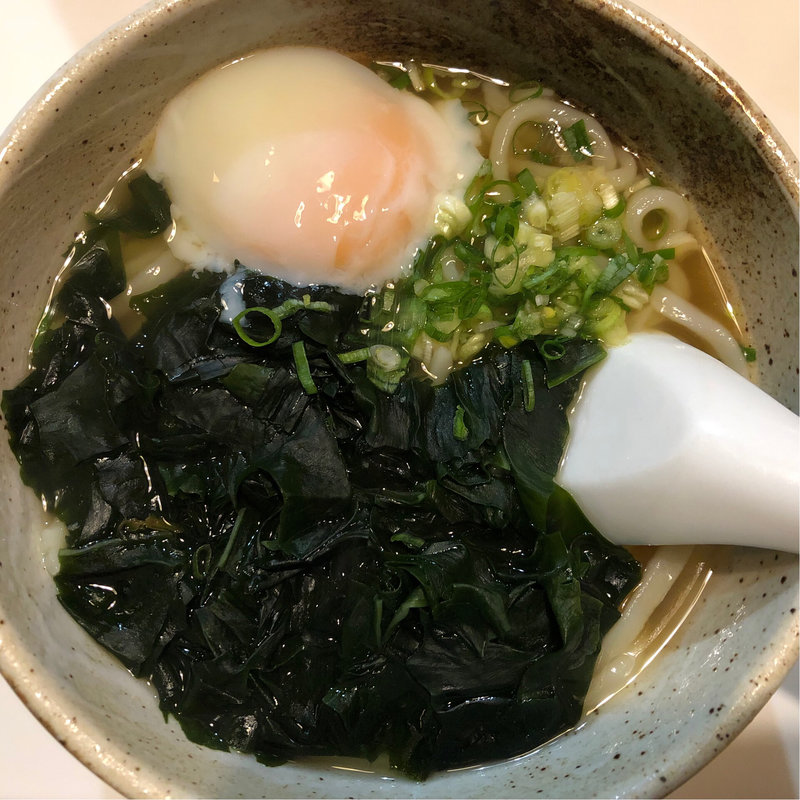 わかめうどん＋温玉(うどん屋 米ちゃん（こめちゃん）)