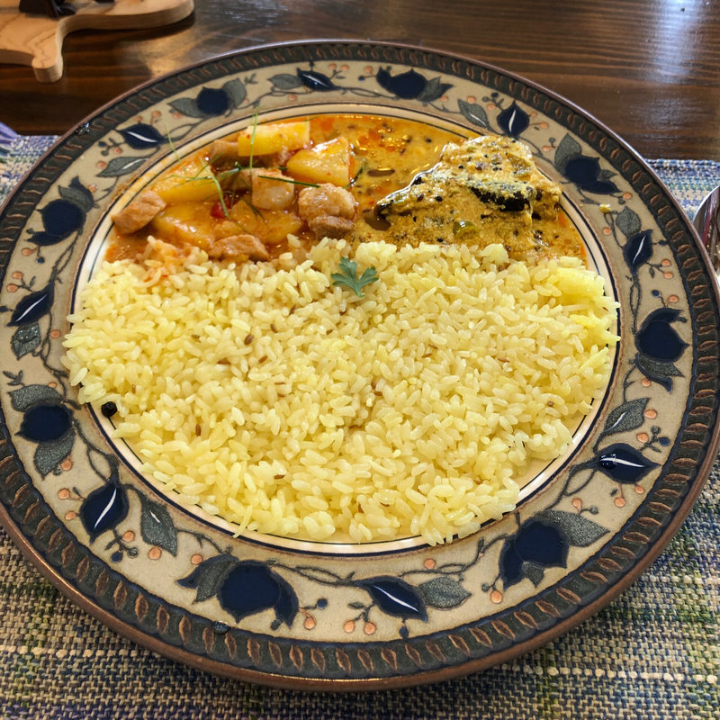 豚肉とパイナップルのレッドカレーと茄子のヨーグルトカレー(Cafe茶論 （カフェ サロン）)