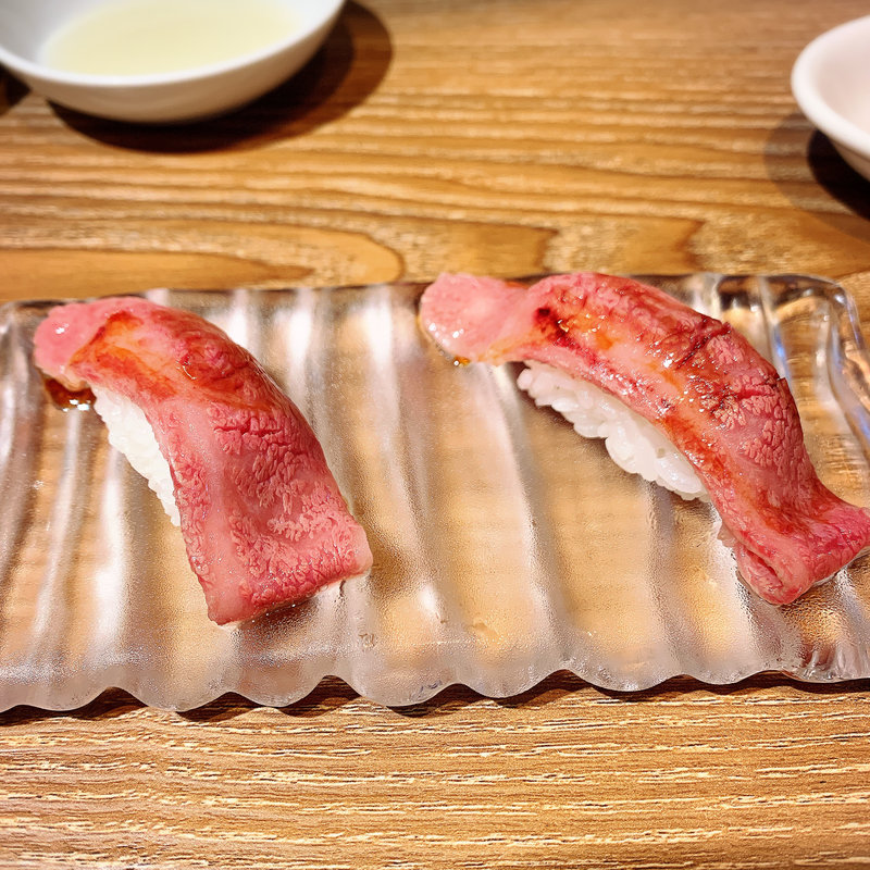 リブロースの炙り握り(炭火焼肉ホルモンうしごろ中目黒店)