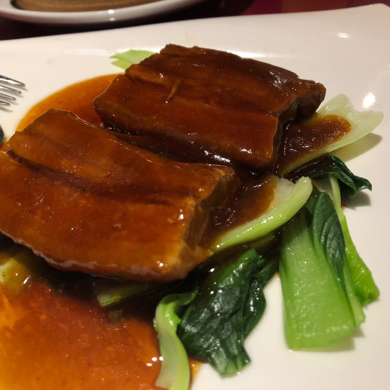 皮付き豚バラ肉の醤油煮込み（蒸しパン添え）(四五六菜館(スウロサイカン) 新館)