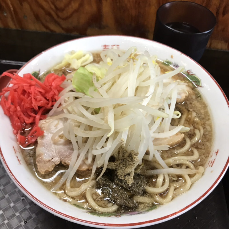 小豚ラーメン＋紅ショウガ＋魚粉(やらかし亭 （YaRaKaSITEI）)