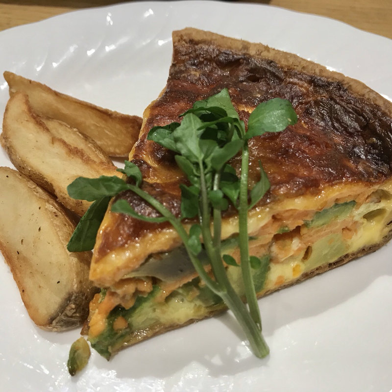 サーモンとアボカドのキッシュ(ホテルローズガーデン新宿別館)