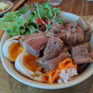 豚肉と半熟卵の氷砂糖煮丼(すずめ食堂＆バル )
