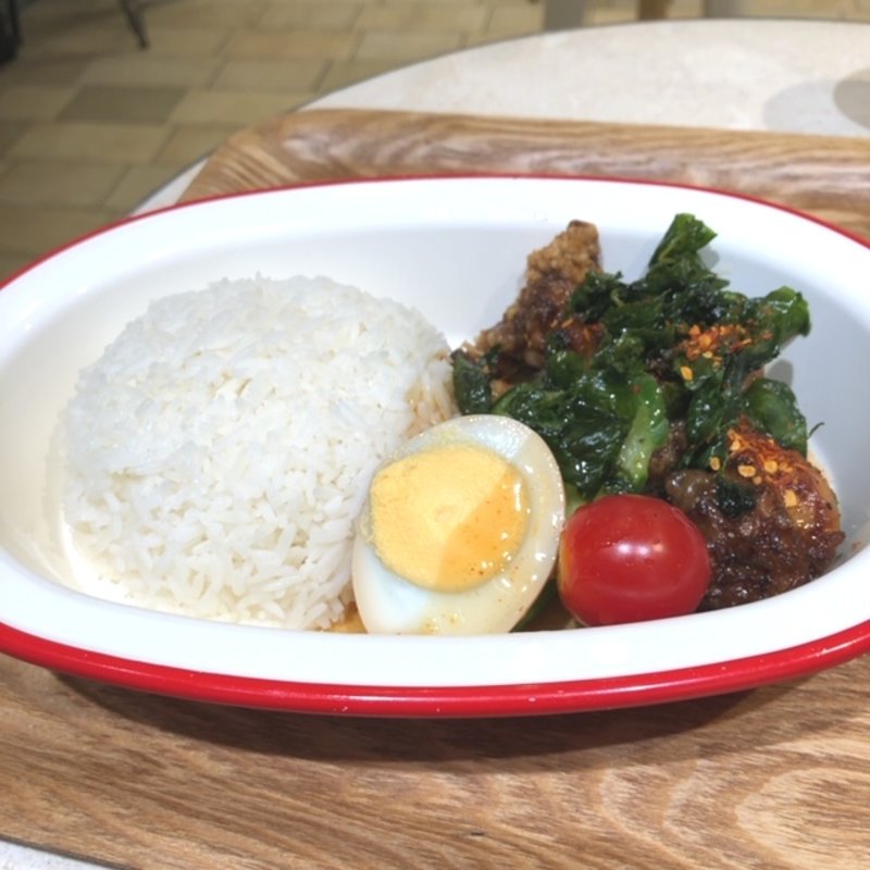 揚げ鶏のバジルソースかけご飯(チョップスプーン ガパオキッチン デリアンドキッチン アトレ川崎店)