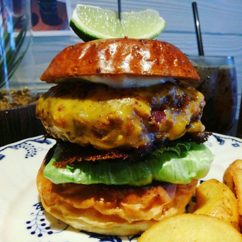 和牛とオートミールのチリチーズバーガー(だるま珈琲)