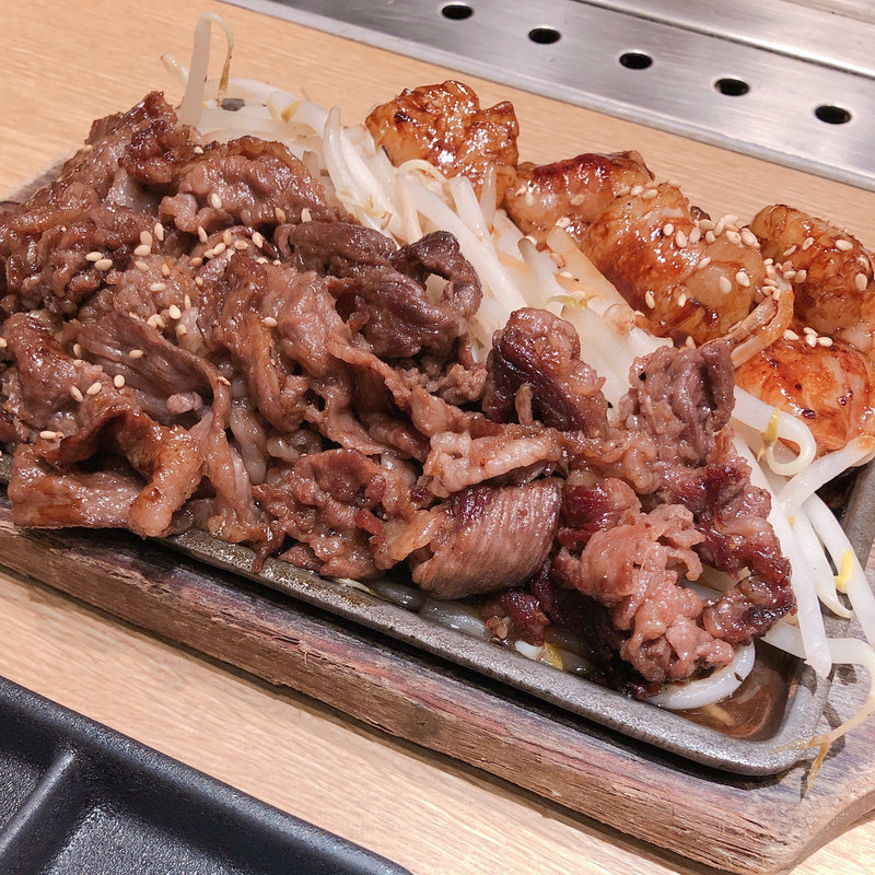 丸腸 & 牛カルビ （丸腸アップ）(天神ホルモン ヨドバシ梅田店 )