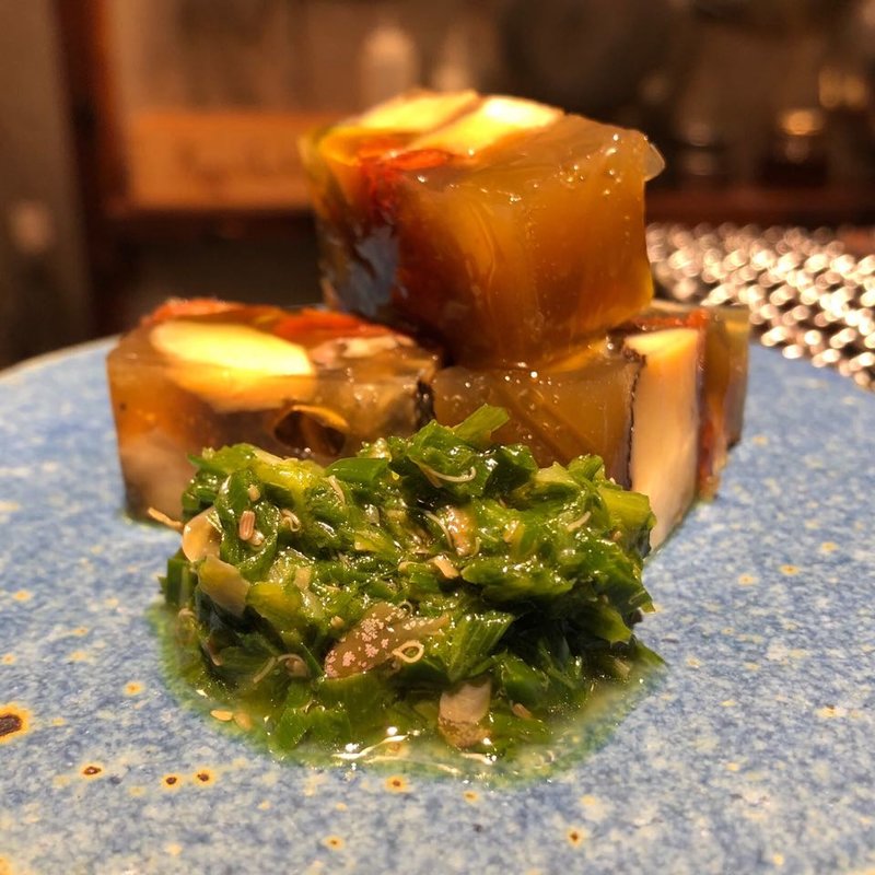 サザエの煮こごり  ニラのソース(あつあつ リ・カーリカ)