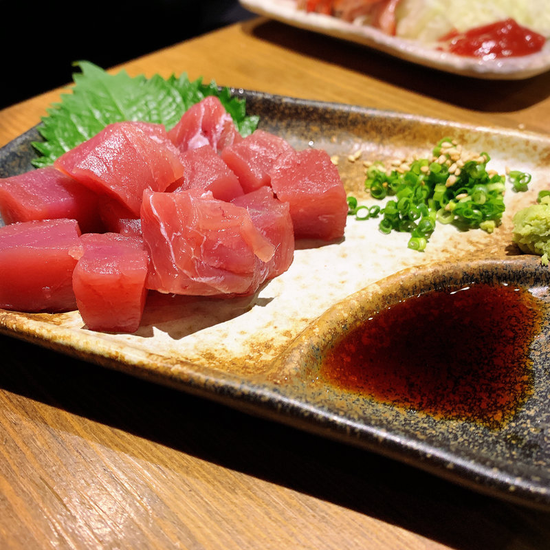マグロぶつ(もつ焼き勝利はなれ)