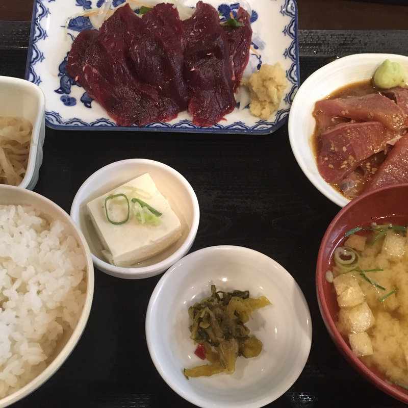 胡麻ぶり定食・鯨刺身(おきよ)