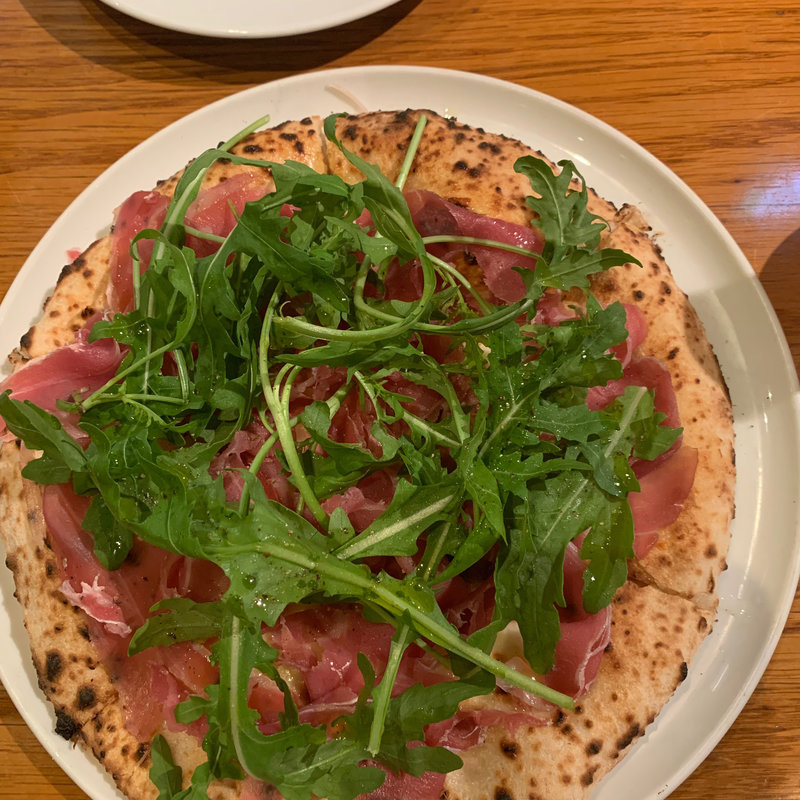 パルマ産プロシュートとルッコラセルバチカのピッツァ(エノテカ ドォーロ 平河町店)