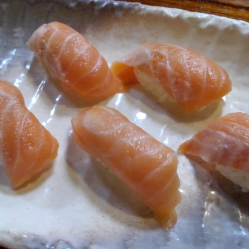 サーモンにぎり(魚河岸 丸天 魚河岸店)