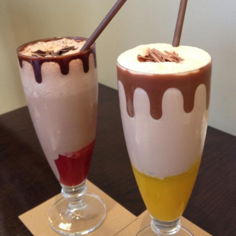 ショコラドリンク フランボワーズ味とトロピカルフルーツ味(リンツ ショコラ ブティック＆カフェ 表参道 フラッグシップ)