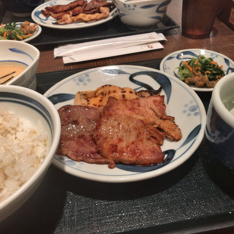 トリプルセット(豚ロース/豚旨辛焼/牛ロース/とろろ/麦飯)(ねぎし 秋葉原店)