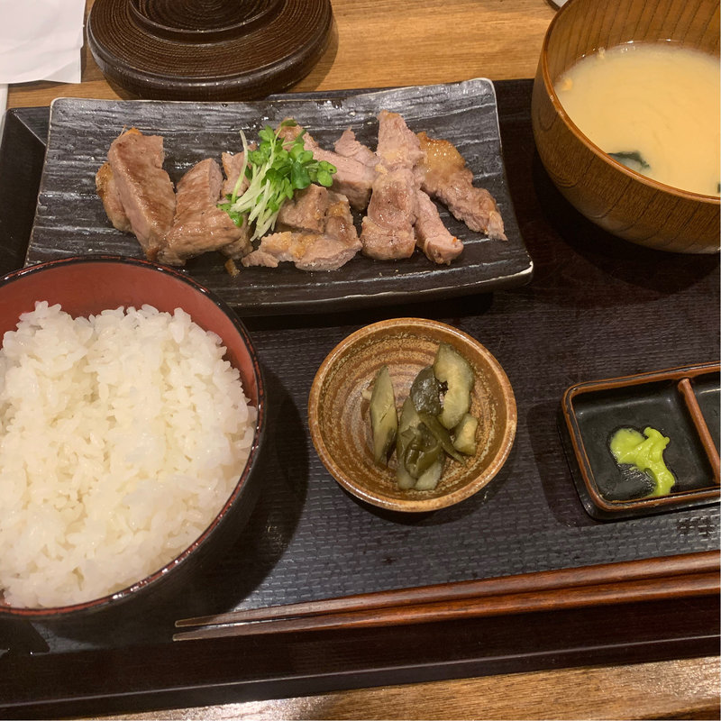 豚肩ロース炭火焼き定食(しんぱち食堂 大門店)