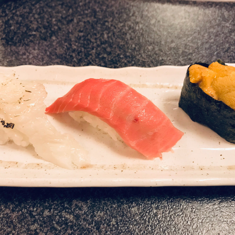 本鮪中トロ、うに、えんがわ(きづなすし 新宿歌舞伎町店 )