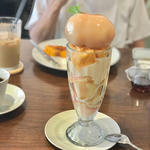 まるごと桃のフレンチトーストパフェ(Cafe Fate)