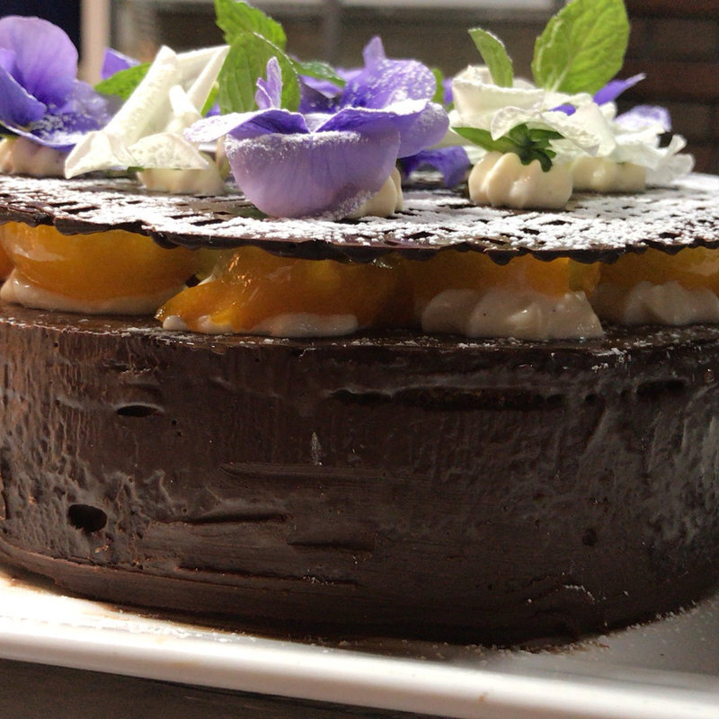 チョコレートとキンカンのケーキ(restaurant Chevalier)