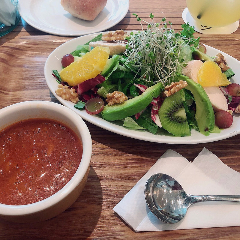 季節のフルーツとチキンサラダ(EVERYTHING SALAD 青山)