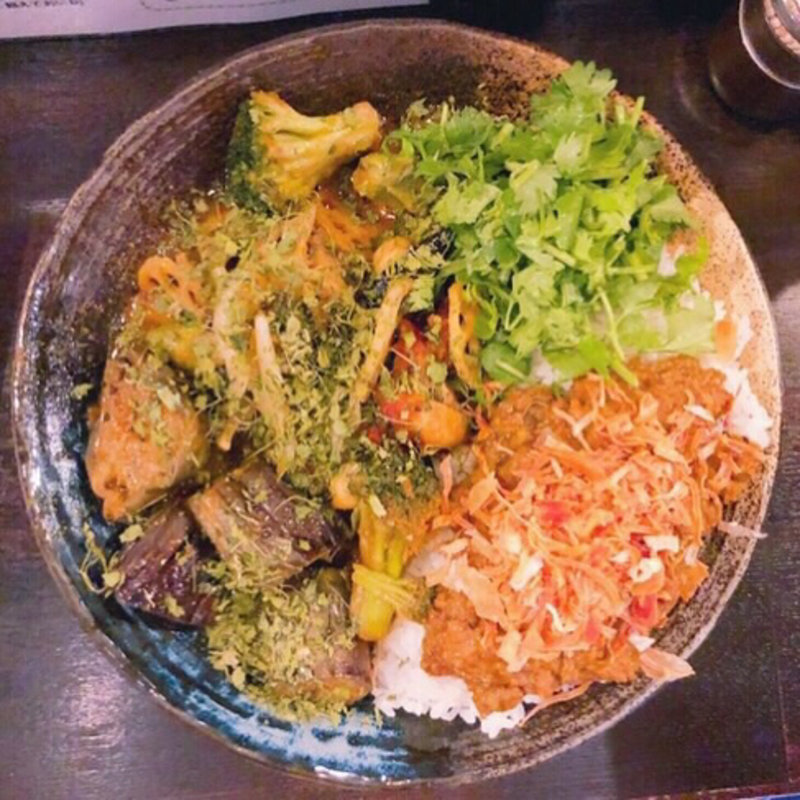 あいがけカレー（チキン、野菜、パクチー、納豆）(カレーノトリコ)