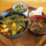 アボカドとサーモンのポキ丼(カフェ ダイニング MAKANA(マカナ))