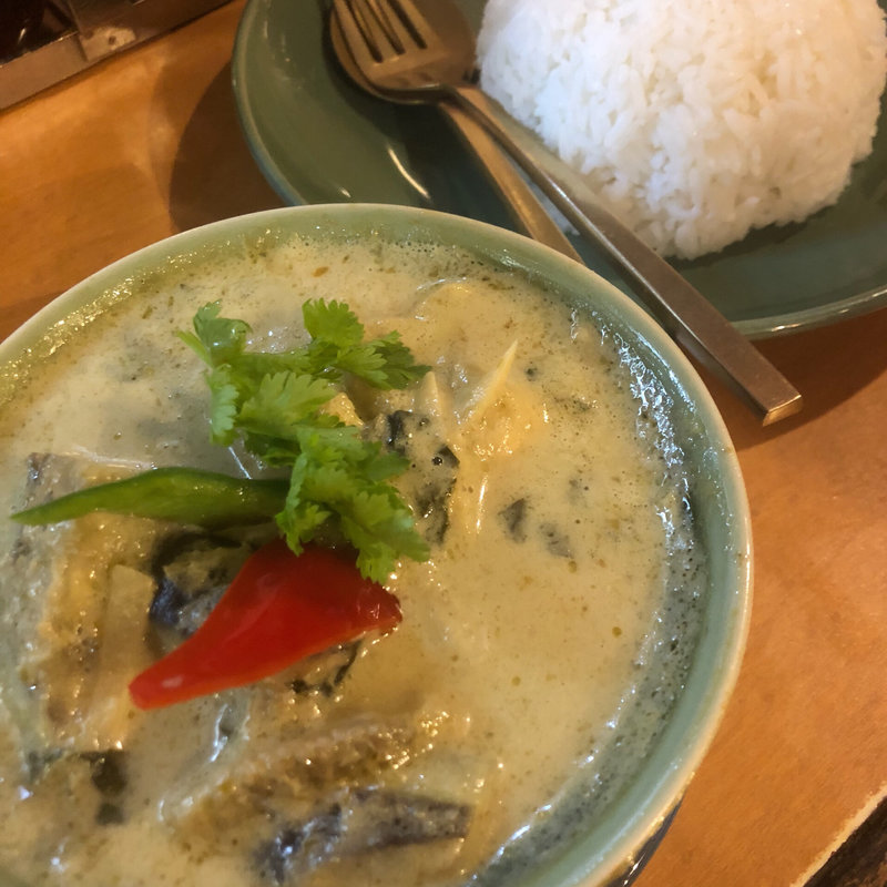 鶏肉のグリーンカレー(カフィアライム)