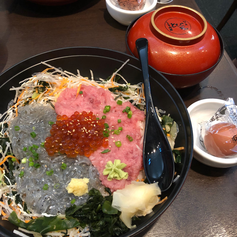 生しらす3色丼(とびっちょ)