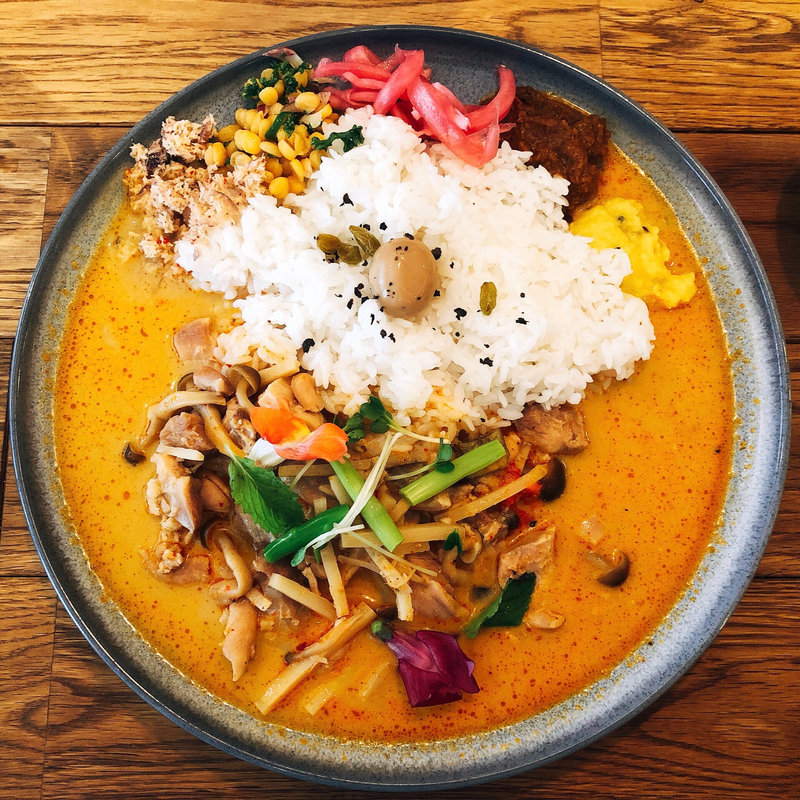 チキンカレー(タイのレッドカレー仕立て)(ハルダモンカレー)