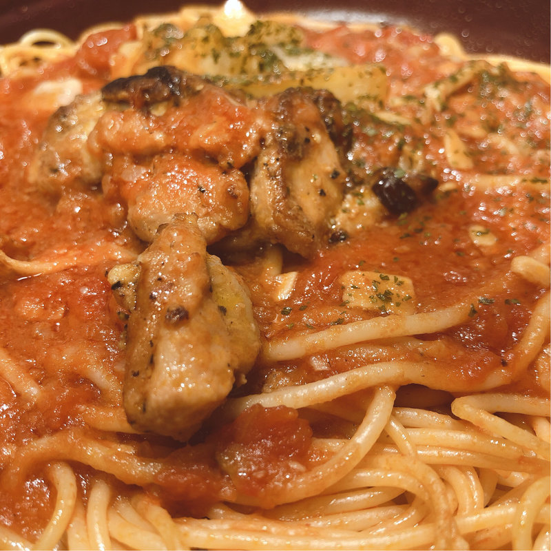 大盛り！ピリ辛 トマトガーリックパスタ(セブンイレブン)