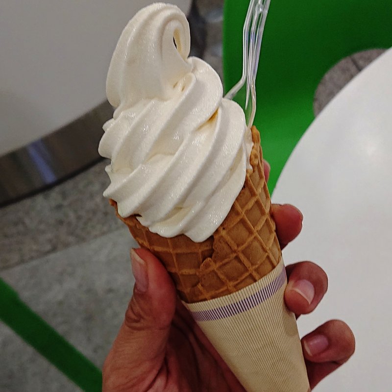 北海道ソフトクリーム(カルビープラス 新千歳空港店)