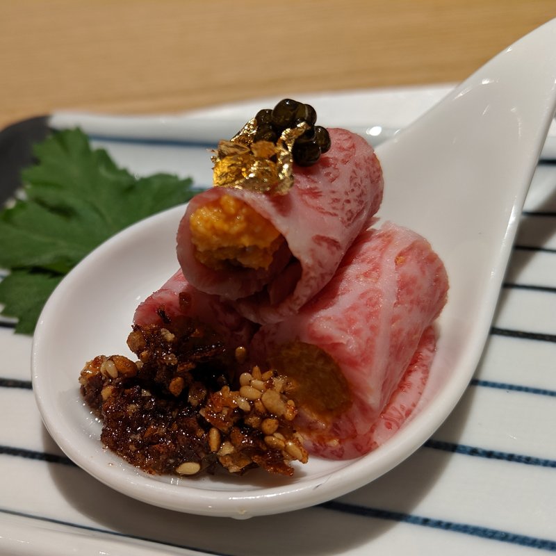 但馬牛の霜降りウニ巻き(おもき　離れ　銀座店)